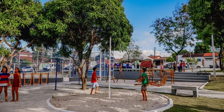 Cícero Lucena entrega nova Praça Tenente Lucena no Castelo Branco e autoriza a construção de outras cinco