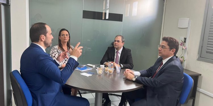 ALPB firma parceria para aperfeiçoamento e capacitação sobre Direito Constitucional Estadual