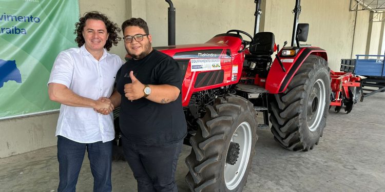 Em parceria com a Codevasf, Veneziano beneficia mais cinco cidades da Paraíba com máquinas agrícolas e carro-pipa