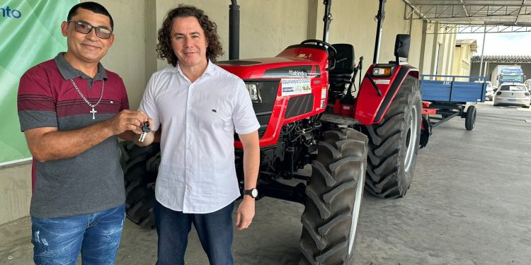 Em parceria com a Codevasf, Veneziano beneficia mais cinco cidades da Paraíba com máquinas agrícolas e carro-pipa