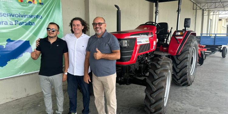 Em parceria com a Codevasf, Veneziano beneficia mais cinco cidades da Paraíba com máquinas agrícolas e carro-pipa