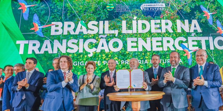 Relator do projeto dos “combustíveis do futuro”, Veneziano participa de sanção ao lado de Lula: “Investimentos de R$ 260 bilhões”
