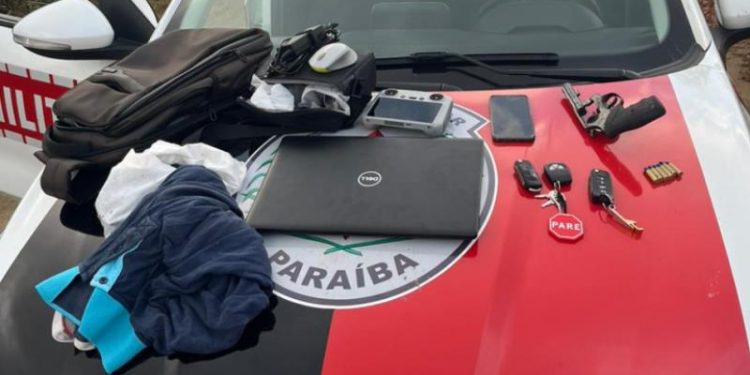 PM prende acusados de assalto e recupera veículos, notebook e drone, na região de Campina Grande