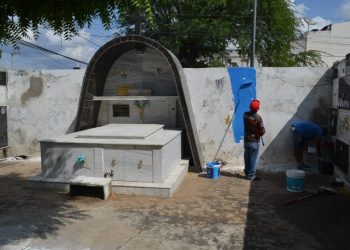 Prefeitura de Patos realiza mutirão de limpeza e reforma nos cemitérios para o Dia de Finados