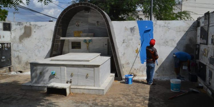 Prefeitura de Patos realiza mutirão de limpeza e reforma nos cemitérios para o Dia de Finados