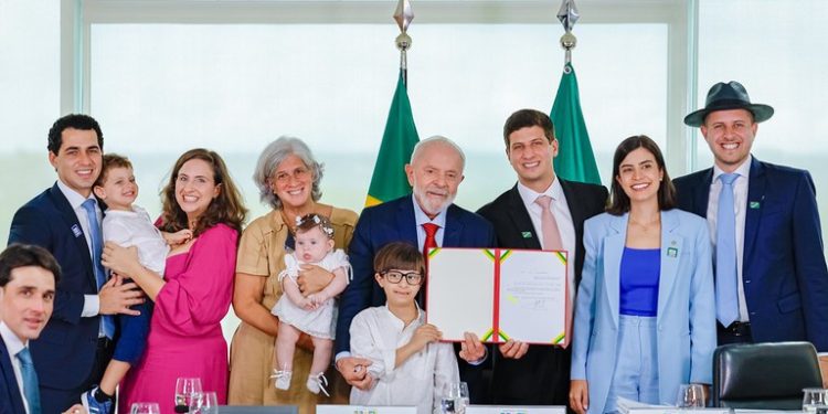 Lula sanciona lei que inclui Eduardo Campos no Livro dos Heróis