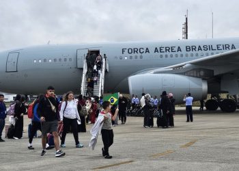 Quinto voo de repatriação pousa em SP; operação soma 1.105 resgatados do Líbano