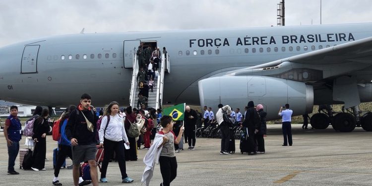 Quinto voo de repatriação pousa em SP; operação soma 1.105 resgatados do Líbano