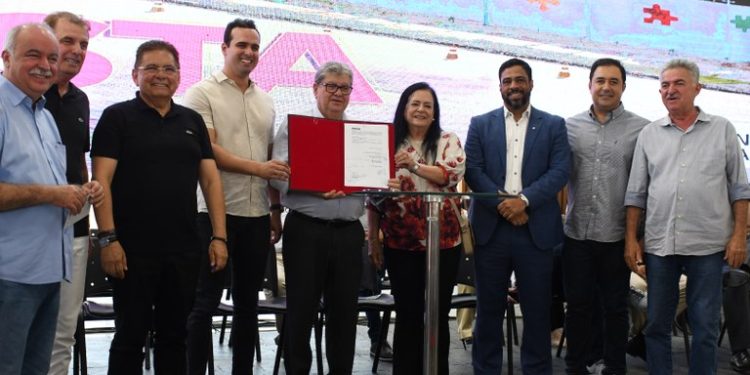 João Azevêdo entrega obras e autoriza mais 1.229 residências em comemoração ao aniversário de 160 anos de Campina Grande