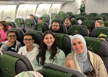 Com 227 resgatados, voo da FAB deixa o Líbano rumo a São Paulo