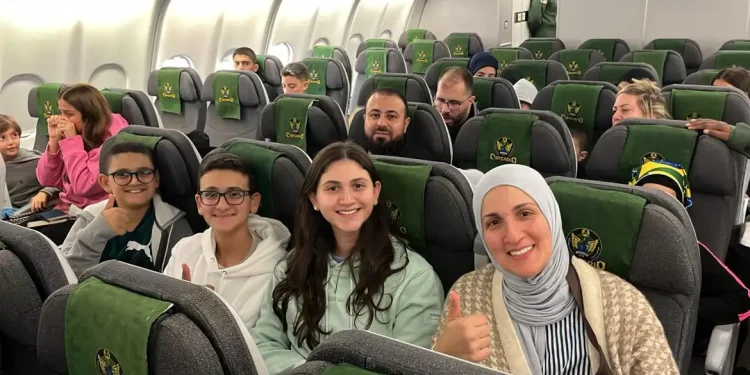 Com 227 resgatados, voo da FAB deixa o Líbano rumo a São Paulo