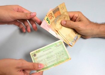 Polícia prende homem suspeito de compra de votos em Sousa com carro cheio de santinhos e dinheiro