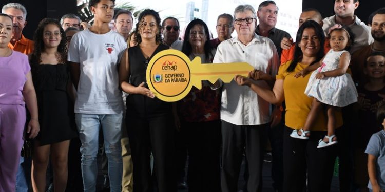 João Azevêdo entrega 176 unidades habitacionais na Rainha da Borborema