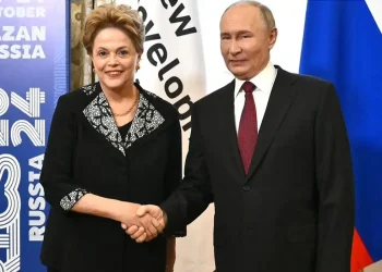 Com Putin, Dilma defende expansão do Brics e uso de moedas locais