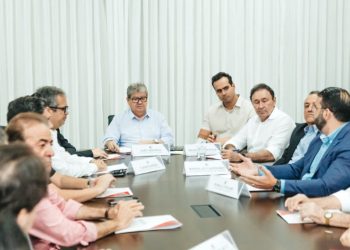 João Azevêdo se reúne com empresários de Campina Grande e define investimentos em infraestrutura nos distritos industriais
