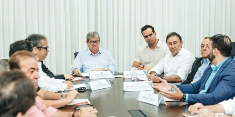 João Azevêdo se reúne com empresários de Campina Grande e define investimentos em infraestrutura nos distritos industriais