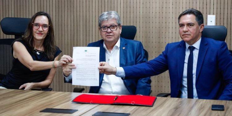 João Azevêdo autoriza aumento na bonificação por apreensões de armas e criação de nova Delegacia