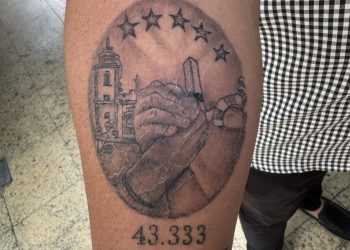 Homem faz tatuagem de número eleitoral em homenagem a vereador de João Pessoa