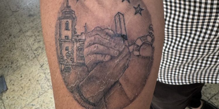 Homem faz tatuagem de número eleitoral em homenagem a vereador de João Pessoa
