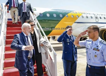 Lula desembarca em Brasília após problema com avião no México