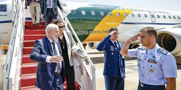Lula desembarca em Brasília após problema com avião no México