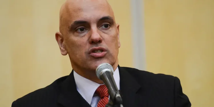 Moraes autoriza Daniel Silveira a progredir para o semiaberto