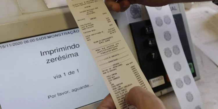 Zerésima garante que a urna não tem voto para qualquer candidato antes do início da votação