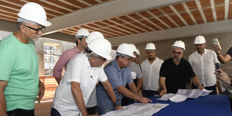 Prefeito, secretários e presidente da CMJP visitam obra da nova sede