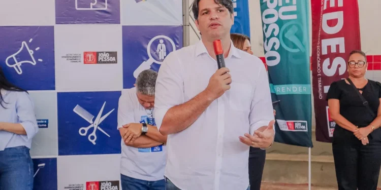 Leo Bezerra participa de Feirão da Empregabilidade no Bairro das Indústrias com oferta de 738 vagas de emprego