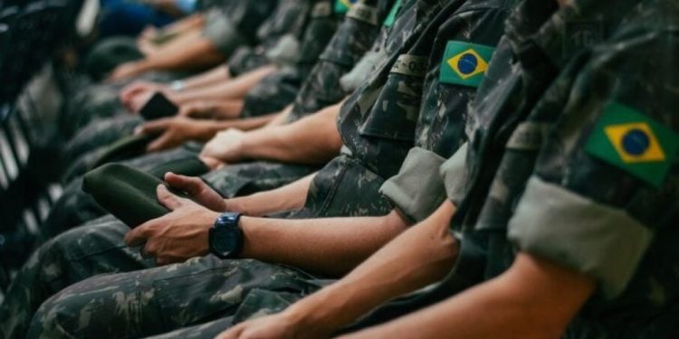 Forças Armadas contratam 12 mil militares aposentados por R$ 800 milhões