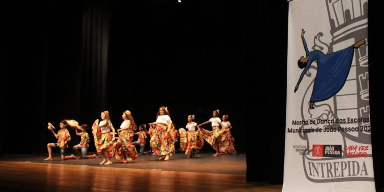 Alunos se apresentam na Mostra de Dança das Escolas Municipais e emocionam o público