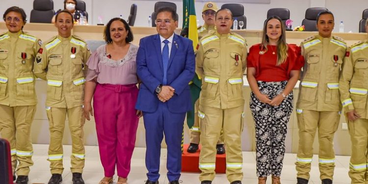 Governador em exercício Adriano Galdino participa do I Simpósio de Proteção aos Direitos da Mulher do Corpo de Bombeiros