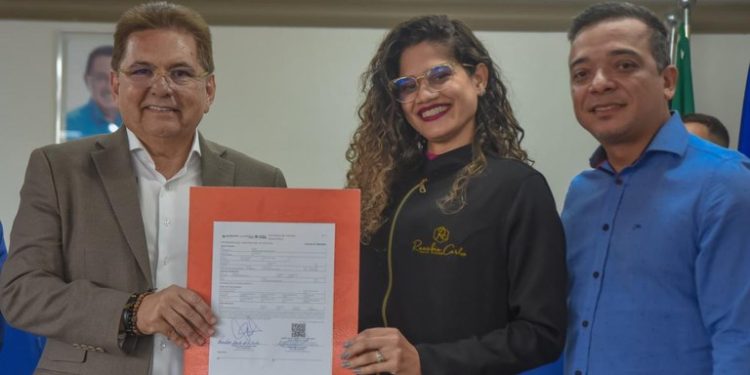 Governador em exercício assina contratos de mais de R$ 500 mil do Empreender Paraíba em Alagoa Grande