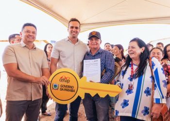 Governador em exercício entrega unidades habitacionais em Sumé e recebe Título de Cidadão de Zabelê