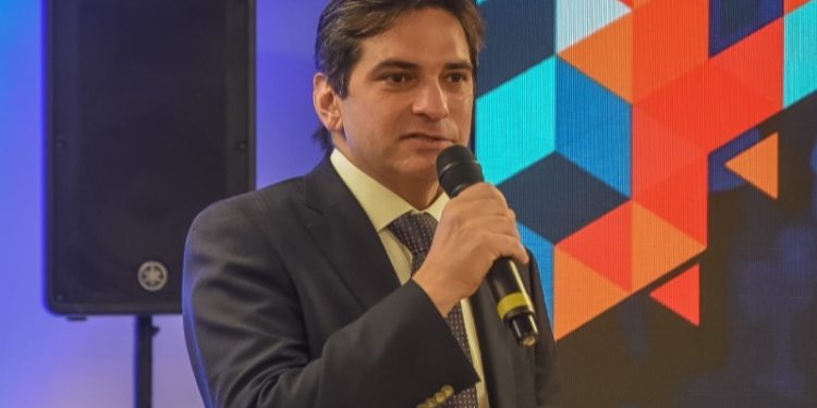 Murilo Galdino destaca compromisso da bancada federal com prefeitos eleitos, durante evento da Famup