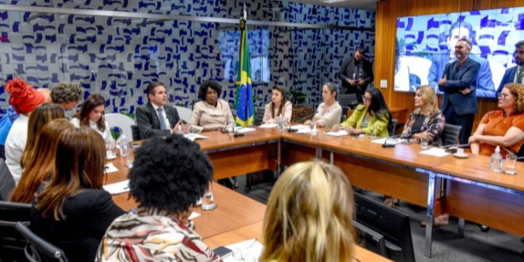 Hugo Motta reafirma compromisso com Bancada Feminina no Parlamento