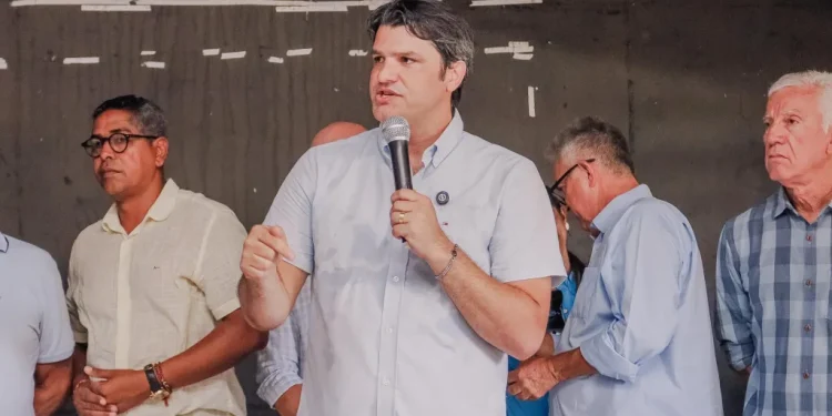 Leo Bezerra assina ordem de serviço de revitalização do Centro de Referência da Juventude, nos Funcionários I