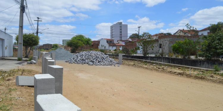 Prefeitura de Campina Grande acelera obras de pavimentação no bairro Santa Rosa