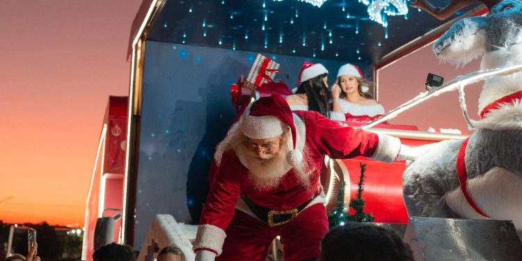Magia do Natal: Caravana da Coca-Cola reúne multidão pelas ruas de Campina Grande