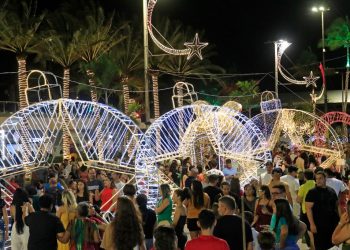 População de João Pessoa e turistas se encantam com decoração natalina da cidade