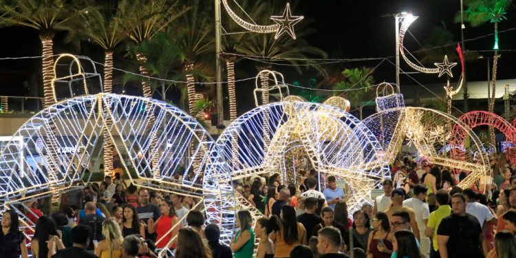População de João Pessoa e turistas se encantam com decoração natalina da cidade
