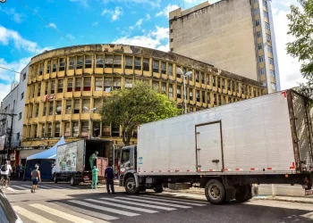 Prefeito acompanha mudança das famílias beneficiadas com imóveis do Edifício Nações Unidas