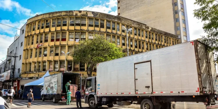 Prefeito acompanha mudança das famílias beneficiadas com imóveis do Edifício Nações Unidas