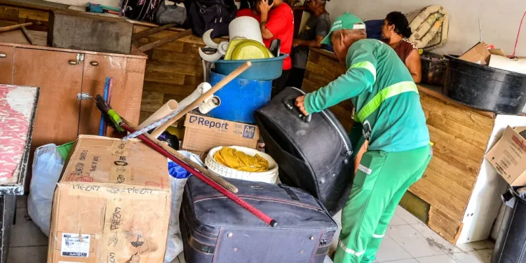 Prefeito acompanha mudança das famílias beneficiadas com imóveis do Edifício Nações Unidas