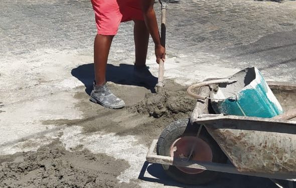 Equipes da Seinfra iniciam a semana com manutenção na iluminação pública, galerias e Operação Tapa-Buraco
