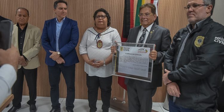 Adriano Galdino é homenageado pela Polícia Civil da Paraíba por apoio ao combate à violência contra a mulher