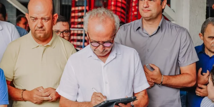 Cícero Lucena autoriza obras em dez ruas para deixar o bairro do Aeroclube totalmente pavimentado