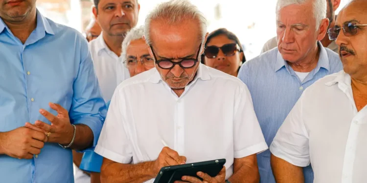 Cícero autoriza obras em oito ruas de Gramame, que chega a 129 vias contempladas no programa de pavimentação municipal