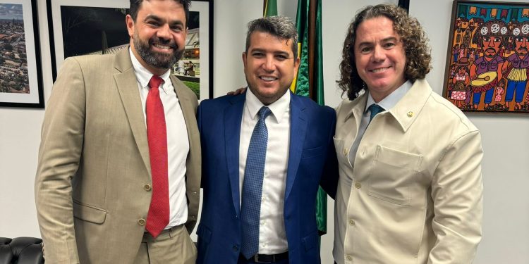 Veneziano recebe quase 70 prefeitos eleitos e atuais, deputados, vereadores e lideranças em Brasília