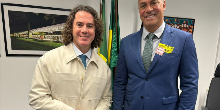 Veneziano recebe quase 70 prefeitos eleitos e atuais, deputados, vereadores e lideranças em Brasília